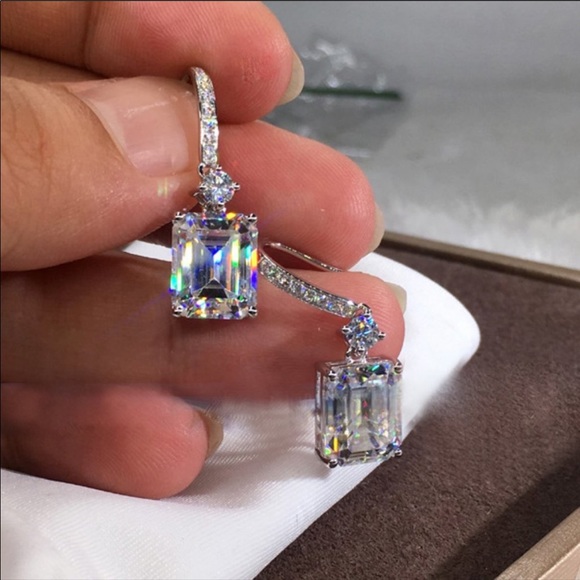 NEW 18K WHITE GOLD RADIANT DIAMOND DROP EARRINGS - Picture 2 of 3